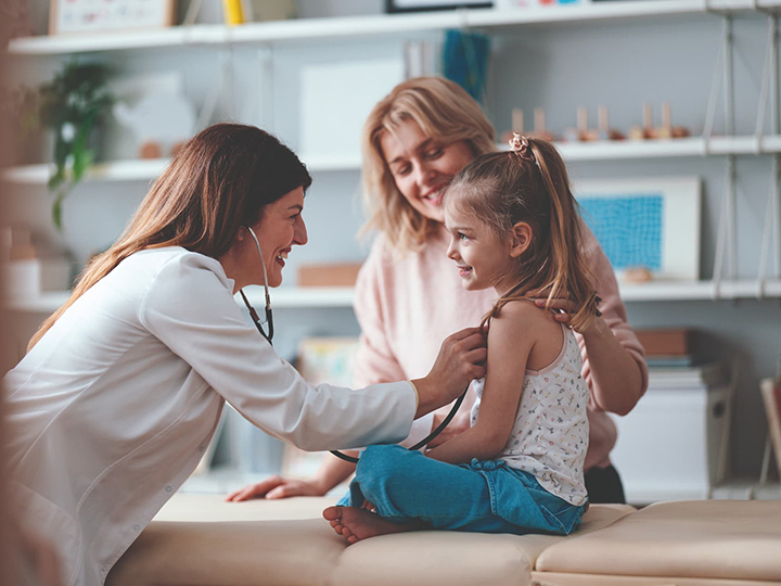 Fotografía de una doctora visitando a una paciente